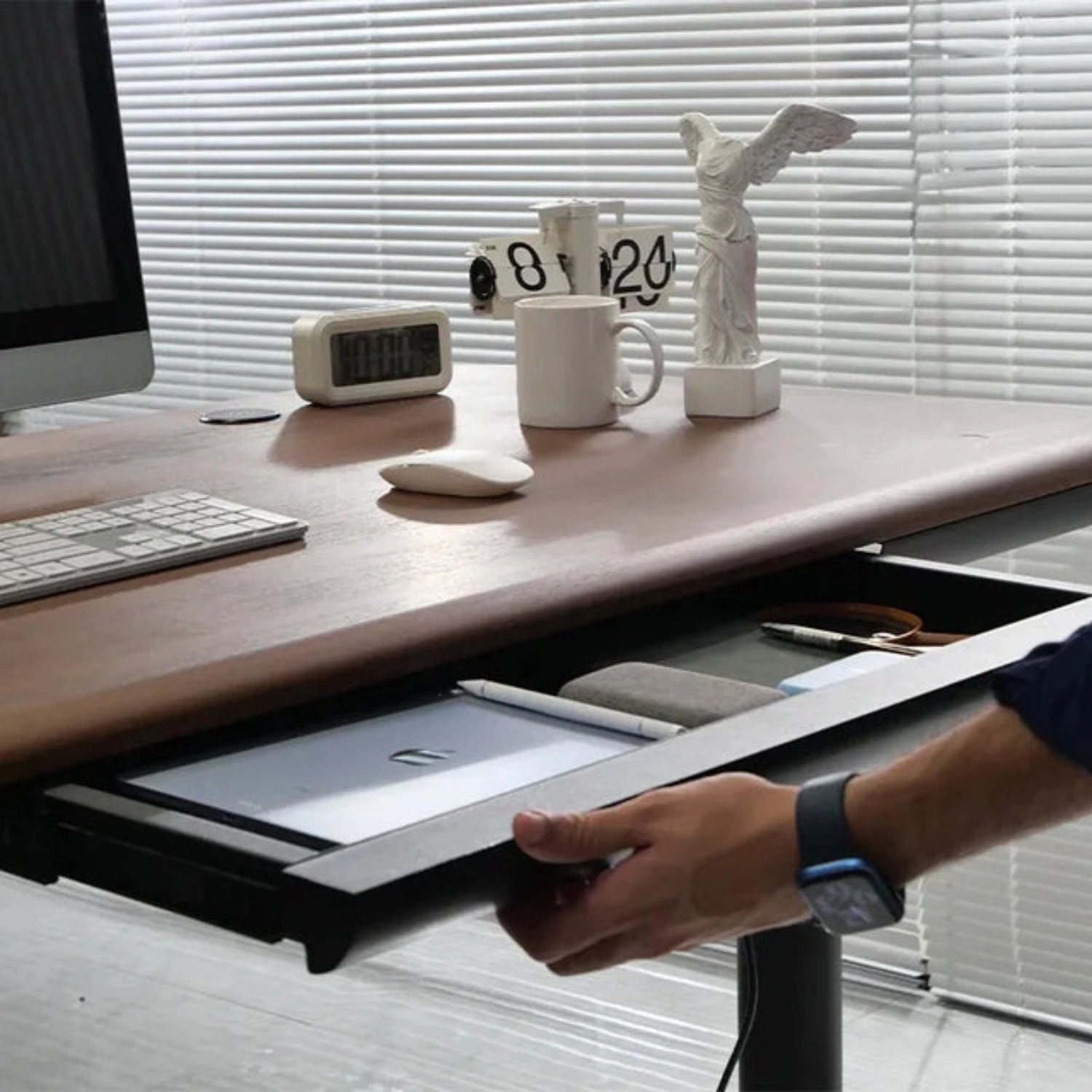 Vallon Christmas SmartLift Desk | Integrated Charging & Storage